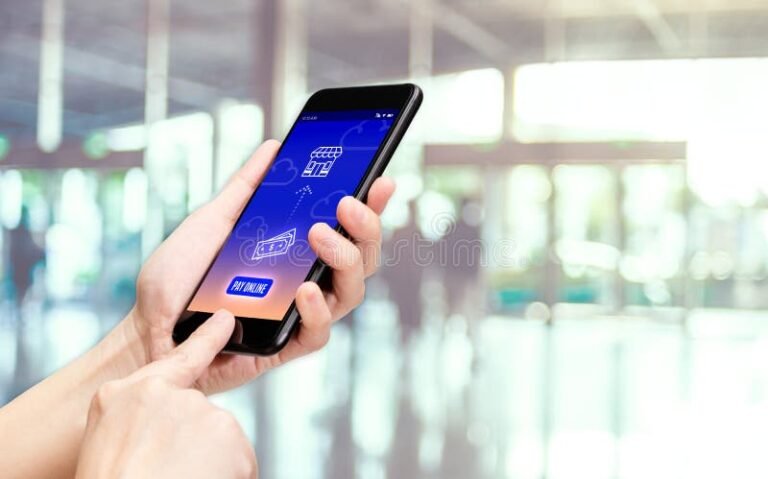 alypuhelin kadessa mobilepay merkki nakyvissa