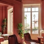 ammattimies-maalaamassa-seinaa-valoisassa-huoneessa