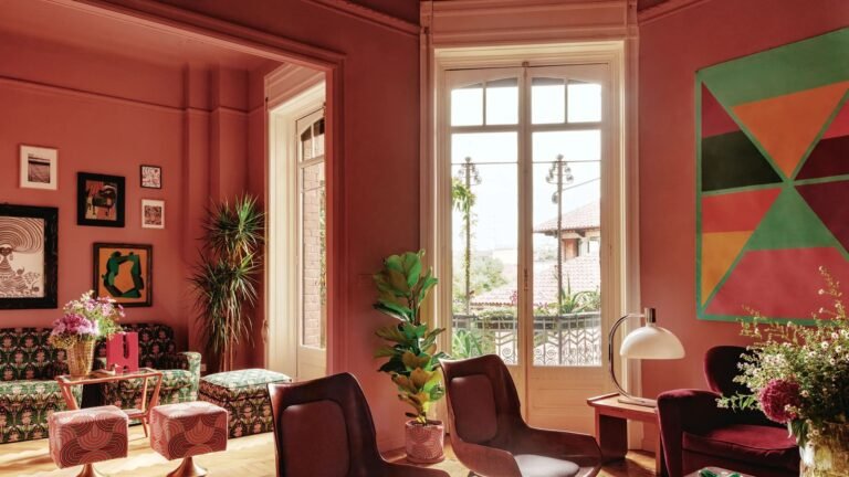 ammattimies maalaamassa seinaa valoisassa huoneessa