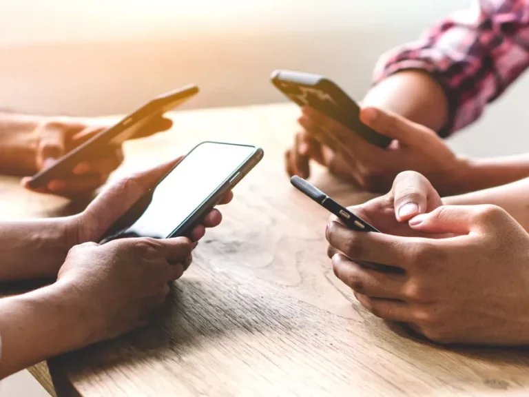 asiakas kayttaa mobiililaitetta palvelun aarella