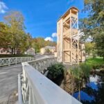 asiakaspalvelija-hymyilee-pankkikonttorissa-karjaalla