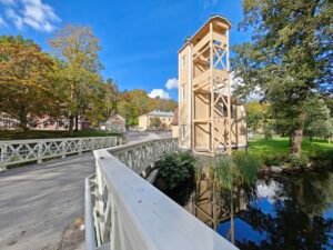 asiakaspalvelija hymyilee pankkikonttorissa karjaalla