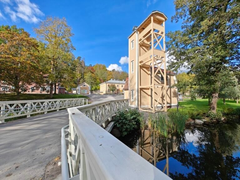 asiakaspalvelija hymyilee pankkikonttorissa karjaalla