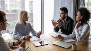 asuntolainasopimus ja pankkineuvottelu poydalla