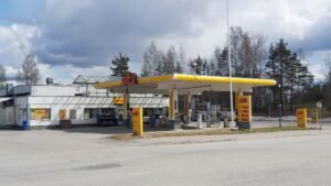 autohuoltoasema lappeenrannan kaupunkimaisemassa