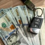 auton-avaimet-ja-rahat-poydalla-kirkkaassa-valossa