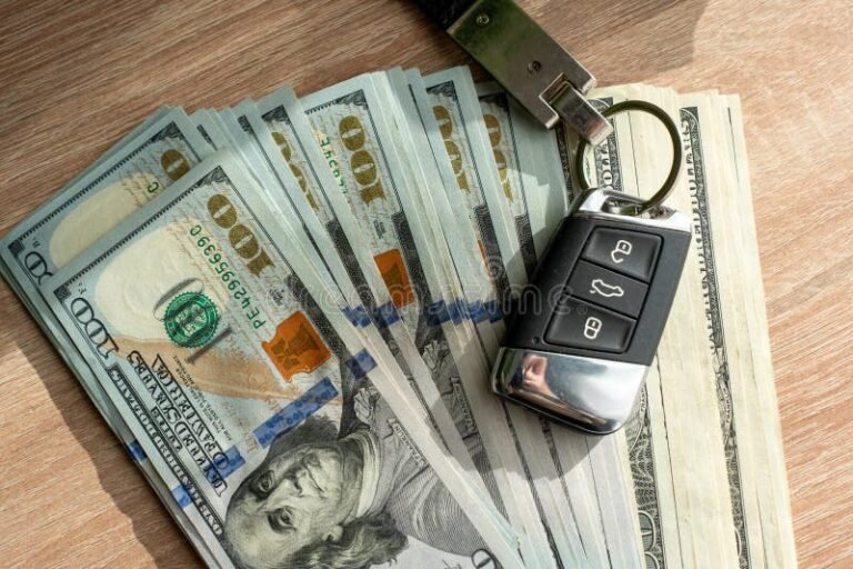 auton avaimet ja rahat poydalla kirkkaassa valossa