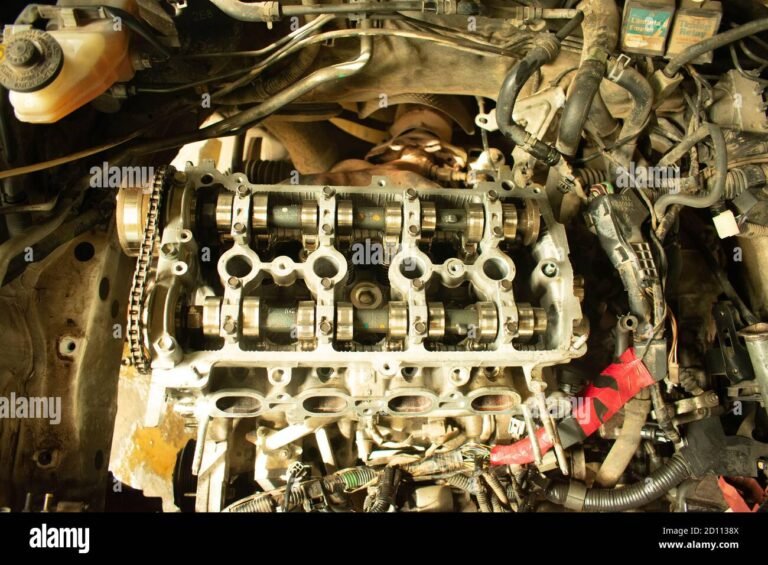 auton moottori huoltopaikalla avattuna