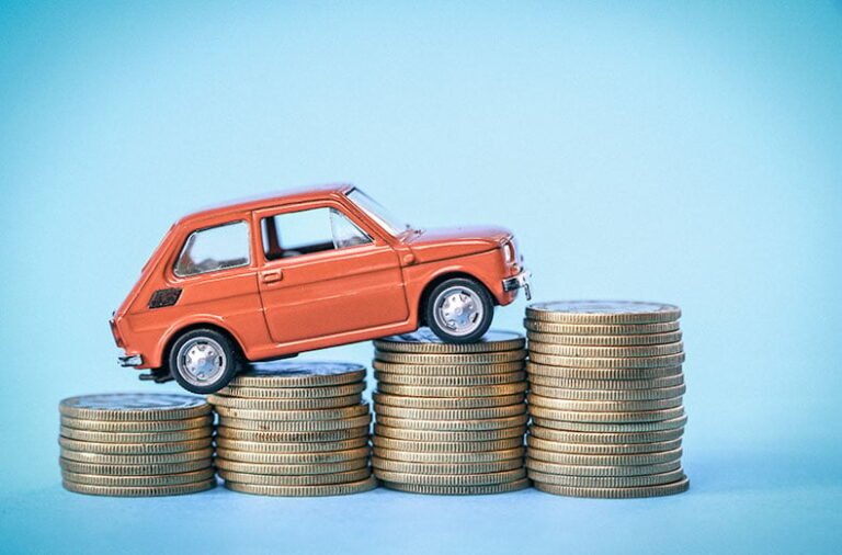 autovakuutusten vertailu punaisella ja sinisella taustalla