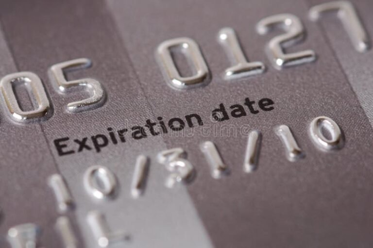 Kuinka Pitkä On EA Kortin Voimassaoloaika 2 close up of ea card with expiration date