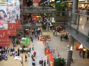 espoon keskuksen kauppakeskus shoppailijat ja kaupat