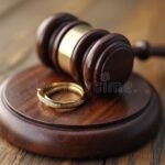 Miten Avioero Netissä Hoidetaan – Voiko Sen Tehdä Itse haat-ja-juridiikan-symbolit-poydalla