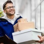 hammastynyt-kuriiri-toimittaa-paketteja-yritykselle