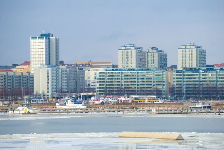 Miten Myydä Asunto Helsingin Alueella Toimivasti 1 helsingin kaupunkimaisema ja kerrostalot