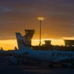helsinki-vantaan-lentoaseman-pysakointialue-auringonlaskussa