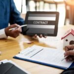 henkilo-allekirjoittaa-asuntokauppasopimusta-neuvotteluissa