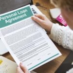 henkilo-allekirjoittaa-lainasopimuksen-yksin