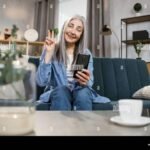 henkilo-kayttaa-alypuhelinta-kotona-rauhassa