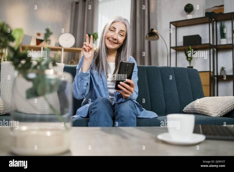 henkilo kayttaa alypuhelinta kotona rauhassa