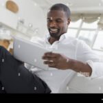 henkilo-kayttaa-kannettavaa-tietokonetta-rauhallisessa-ymparistossa