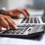 Miten Käyttää Svea Rahoituksen Laskuria Oman Maksusuunnitelman Laatimiseksi henkilo-kayttamassa-laskuria-tietokoneella