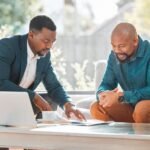 henkilo-keskustelee-pankkineuvojan-kanssa