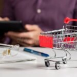 henkilo-laskee-budjettiaan-poydan-aaressa