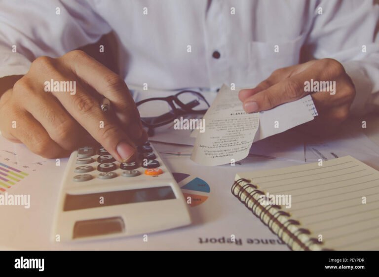 henkilo laskee talouslukuja kotona