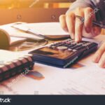 henkilo-laskemassa-talouslaskelmia-kotona