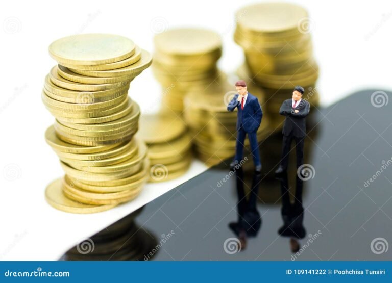 henkilo laskujen pino kanssa pohtimassa ratkaisua