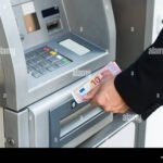 henkilo-nostamassa-rahaa-pankkiautomaatilta-turvallisesti