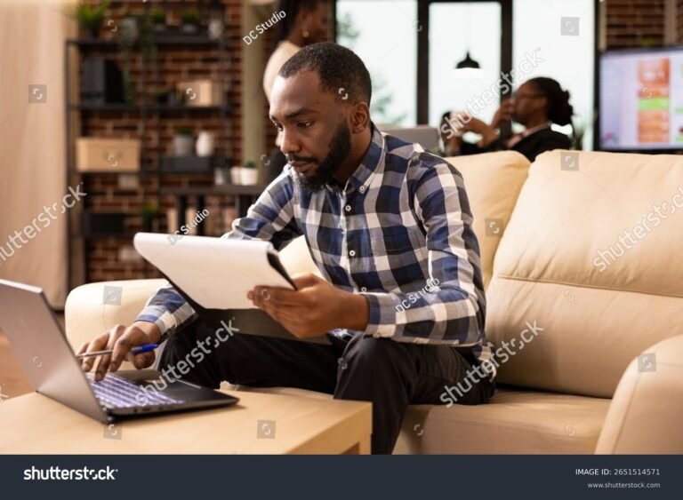 Mistä Näkee Maksuhäiriömerkinnän Tilin Tarkastuksen Yhteydessä 4 henkilo tarkastaa talouspapereita ja tietokonetta