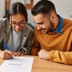 henkilo-tarkastelee-auton-lainasopimusta-ja-kateista