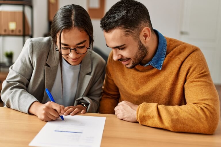 henkilo tarkastelee auton lainasopimusta ja kateista