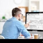 henkilo-tayttaa-lomaketta-tietokoneella