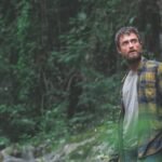 henkilo-tutkii-metsaa-lainakirjan-kanssa