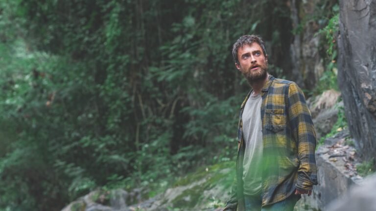 Miten Lainaa Metsän Ostoon Voi Hakea Ja Mitä Ehtoja Siihen Liittyy 2 henkilo tutkii metsaa lainakirjan kanssa