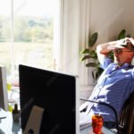 henkilo-tyoskentelee-tietokoneella-kotona