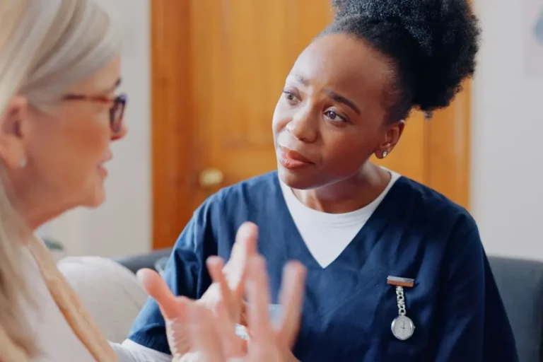 hoitohenkilokunta keskustelee potilaan kanssa rauhallisesti