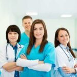 hoitohenkilokunta-tukee-potilasta-sairaalassa