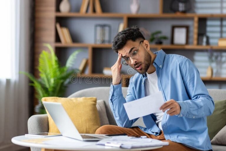 huolestunut henkilo tarkastelee rahoituspapereita