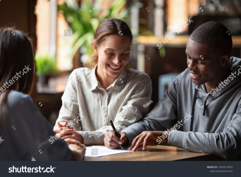 Kuinka nopeasti Asuntolainan Hakuprosessi Voidaan Saada Valmiiksi 2 hymyileva asiakas allekirjoittaa asuntolainasopimuksen