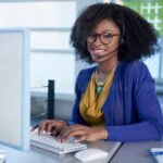 hymyileva-asiakaspalvelija-tietokoneen-aaressa