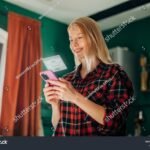 hymyileva-henkilo-kayttaa-mobiililaitetta-tunnistautumiseen