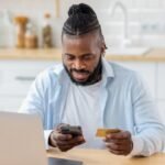 hymyileva-henkilo-kayttamassa-mobiilipankkia