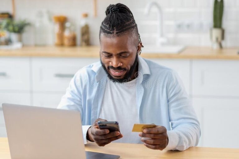 hymyileva henkilo kayttamassa mobiilipankkia