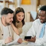 hymyileva-henkilo-laskemassa-lainojaan-kotona