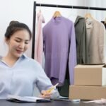 hymyileva-henkilo-myymassa-tavaroita-netissa