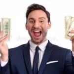 hymyileva-henkilo-pitelee-kateispinostaja