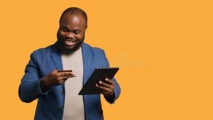 hymyileva henkilo selaamassa luottokortteja